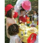 Niños, en una fiesta de la guardería La Cigüeña.