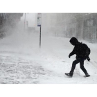 Un neoyorquino intenta avanzar a través de la tormenta de nieve en la ciudad.