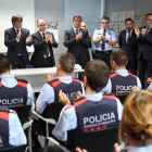 El president Puigdemont durante su visita en la comisaría de los Mossos en Cambrils, el pasado viernes.