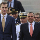 Felipe, a su llegada al aeropuerto de Tegucigalpa, donde ha sido recibido por el presidente saliente Porfirio Lobo.