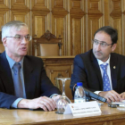 El director general de Renault España y el alcalde de Palencia, ayer, en la presentación.