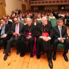 Carlos Amigo, ayer, sentado en primera fila junto al alcalde, el obispo y otras autoridades