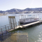 Embarcadero, con el barco municipal, situados en las aguas del embalse de Riaño. CAMPOS