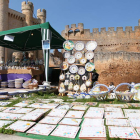 Uno de los puestos de cerámica en la Feria de Artesanía coyantina con el castillo de fondo.