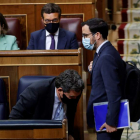 El ministro Alberto Garzón pasa por delante de Pablo Casado en el Congreso. CHEMA MOYA