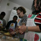 Mujeres inmigrantes en un curso de cocina organizado por Isadora Duncan.