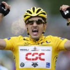 Los ciclistas pedalean en los momentos más intensos de la carrera