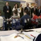 El presidente Herrera, durante la visita al colegio de Burgos