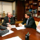 El presidente de la Miño-Sil, en la cabecera de la mesa, ayer en Orense con López Riesco y sus dos c