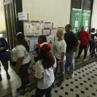 Gente esperando para votar en las elecciones generales en Ciudad de Panamá.