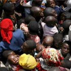 Miles de congoleses se agolpan para recibir galletas altamente energéticas.