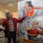 Menchu Monteira y Pedro Muñoz, junto a las imágenes de Sabina Asenjo y Lidia Valentín. L. DE LA MATA