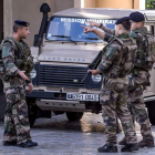Varios militares en el lugar donde se produjo el atropello del pasado miércoles. CHRISTOPHE PETIT TESSON