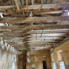 Fotografía del interior del edificio monumental que muestra su deterioro. DL
