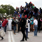 Integrantes de la caravana migrante continuan su marcha por la ciudad de Guadalajara en el estado de Jalisco.