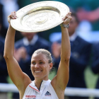 Angelique Kerber levanta su trofeo de Wimbledon.