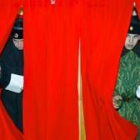 Dos militares rusos salen de las cabinas de voto en un centro electoral de Moscú