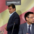 Joan Laporta pasa por detrás de Josep Maria Bartomeu en un acto por las selecciones catalanas, en julio del 2015.