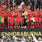 Los jugadores del Sevilla levantan al cielo de Varsovia el trofeo que les acredita como campeones de la Liga Europa