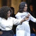 Michelle Obama, con Oprah Winfrey, en la promoción de libro.