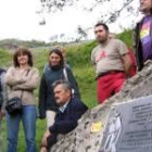Asistentes a la ceremonia junto a la placa. A la izquierda, Rogelia Cuevas, hija de Inocencio Cuevas