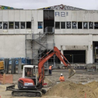 Empleados de la construcción realizan su trabajo en una estación de trenes abandonada para acondicionarla como el primer campo de refugiados de París, este martes.