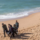 Guardia Civil carga el cadaver de uno de los fallecidos