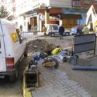 Empleados de Ferroser reparando la red de abastecimiento en el barrio de El Temple