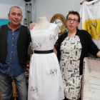 Nacho Aller, con María Teresa Morán Encinas, con uno de los vestidos de la colección 'Razones para vivir'. JESÚS F. SALVADORES