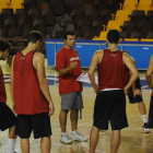 De Grado explica una acción de juego en uno de los últimos entrenamientos de Baloncesto León.