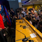 Pep Guardiola, rodeado de periodistas, antes de comenzar la rueda de prensa previa a la semifinal europea en el Camp Nou.