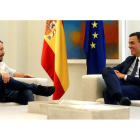 El secretario general de Podemos, Pablo Iglesias, y el presidente del Gobierno, Pedro Sánchez, durante una reunión. KICO HUESCA