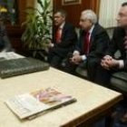 El alcalde recibió ayer a los representantes de la cofradía de Jesús Nazareno