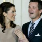 La prometida del príncipe danés enseña el anillo de compromiso durante la sesión fotográfica