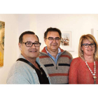 Los artistas Alfredo Sarandeses, Adolfo Córdoba y Ani Serón posan con sus obras