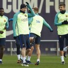 Samuel Umtiti, Jéremy Mathieu y Gerard Piqué se ejercitan en el entrenamiento. ALEJANDRO GARCÍA