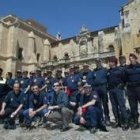 Los policías locales posan ante la basílica de San Isidoro