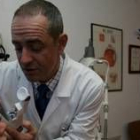 El oftalmólogo Manuel Franco toma la tensión intraocular a una paciente en su consulta