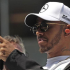 El británico Lewis Hamilton (Mercedes), en un momento de descanso del GP de China.