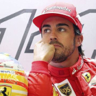Fernando Alonso, en el box de Ferrari, en el circuito de Spa.