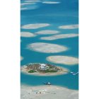 Vista aérea de una mansión construida en una isla artificial.