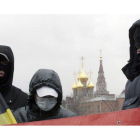 Nacionalistas rusos participan en la protesta convocada para pedir más derechos, en el centro de Moscú, Rusia.
