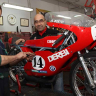 José María Suárez, a la izquierda, y Alberto Pertejo, retocando  la réplica de la Derbi de 50 cc con la que Ángel Nieto conquistó tres títulos mundiales de motociclismo.
