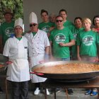 Una paellada sirvió para celebrar los 60 años de Bárcena. M. M.