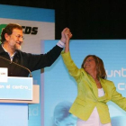 María Teresa Gómez-Limón junto a Mariano Rajoy, cuando entró en el PP en el 2006.