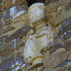 Situación de la escultura en la iglesia y el busto completo de Marco Aurelio.