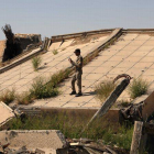 Un soldado iraquí fotografía los restos del mausoleo de Sadam Hussein, este domingo en Tikrit.