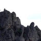 No falta el esplendor de la montaña en la orografía de la zona de Valdepiélago. Es una de las señas de identidad. RAMIRO