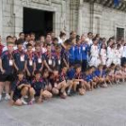 Los jóvenes futbolistas posaron ayer frente al Ayuntamiento