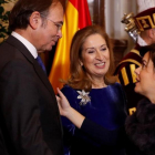 Los presidentes del Senado y el Congreso, Pío García Escudero y Ana Pastor, charlan con la vicepresidenta, Soraya Sáenz de Santamaría, en el acto de homenaje a la Constitución.